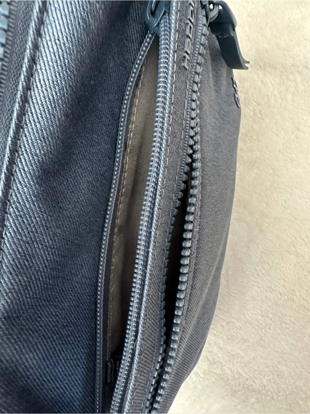 Hedgren Crossbody w/ RFID